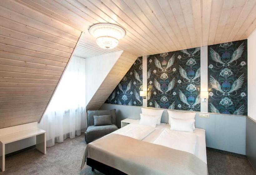 חדר משפחתי, Hellers Twenty Four Ii  24h Check In