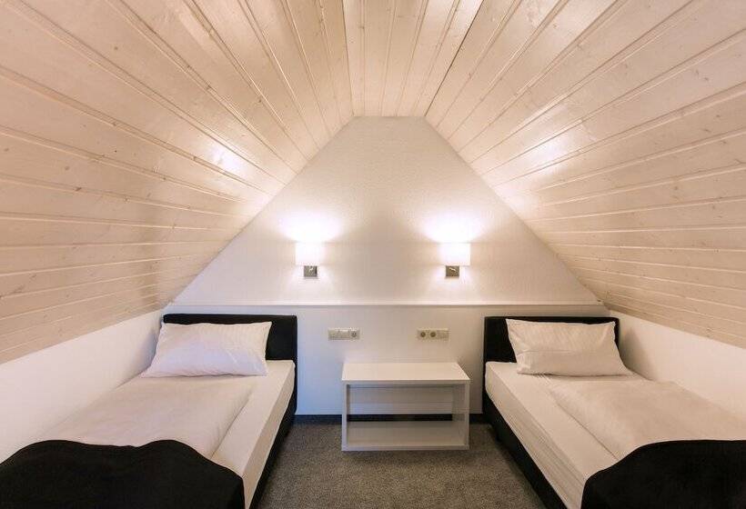 חדר משפחתי, Hellers Twenty Four Ii  24h Check In