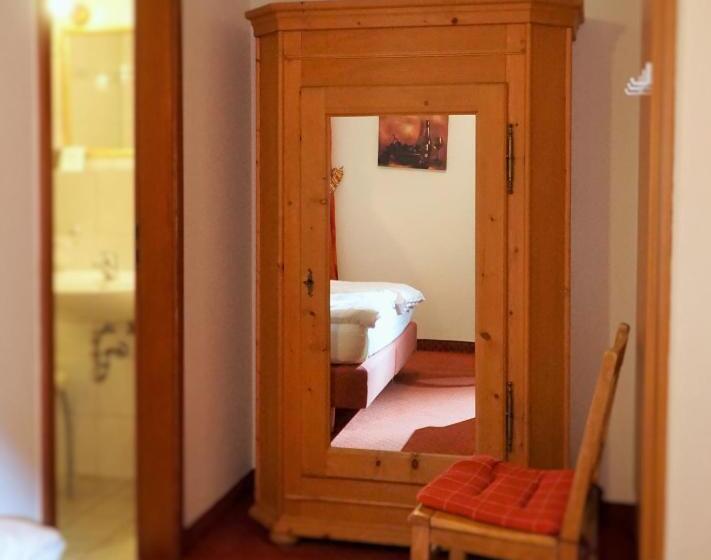 חדר בסיסי, Dalberg