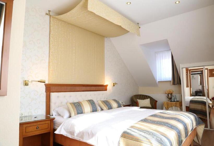 غرفة سوبيريور, In Piazza