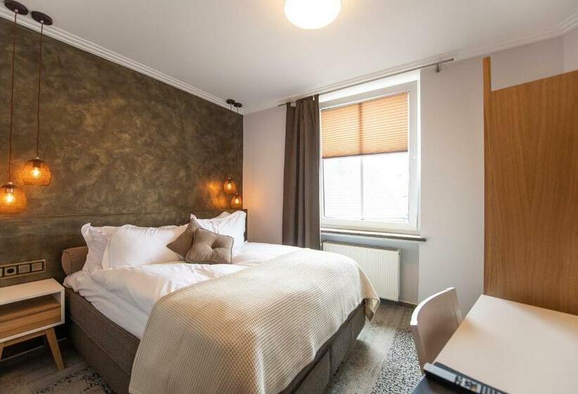 스탠다드 룸, Rats