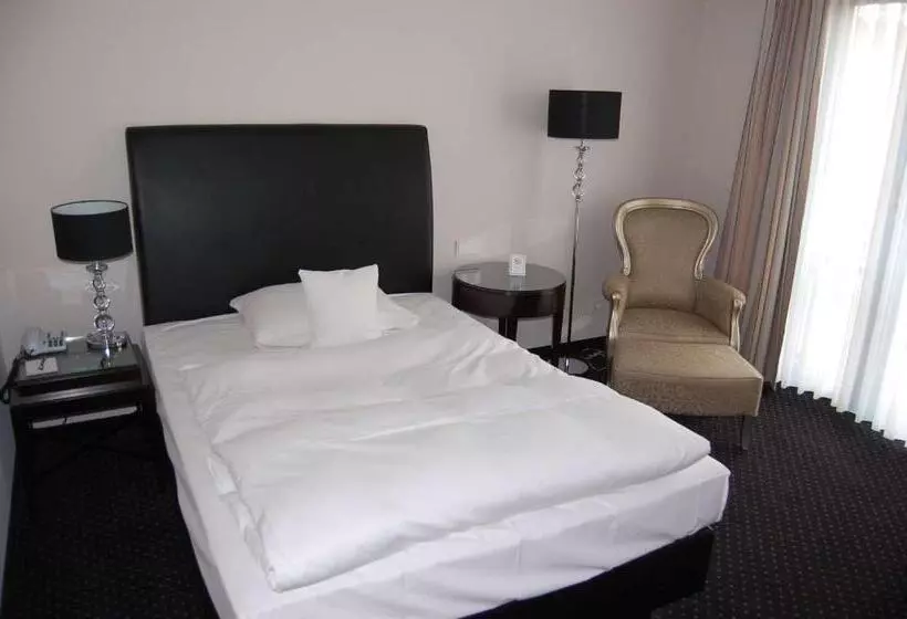 Deluxe Yhden Hengen Huone, & Restaurant Schönau