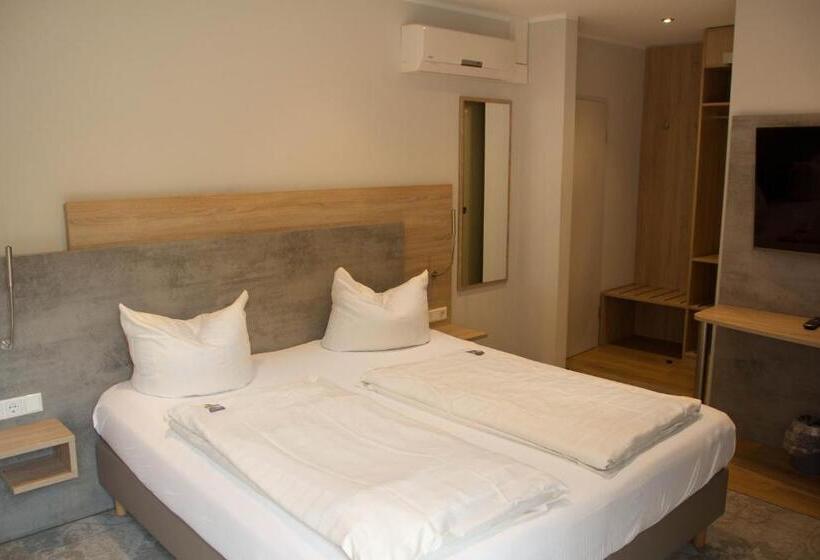 Номер Стандарт, Senator