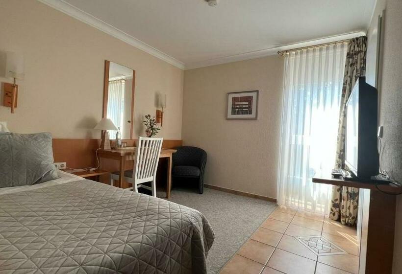 标准单人间, Victoria