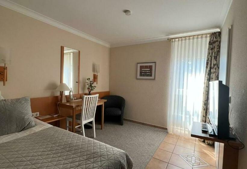 标准单人间, Victoria