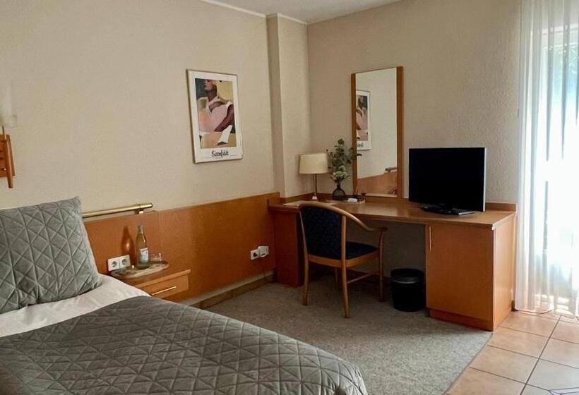 标准单人间, Victoria