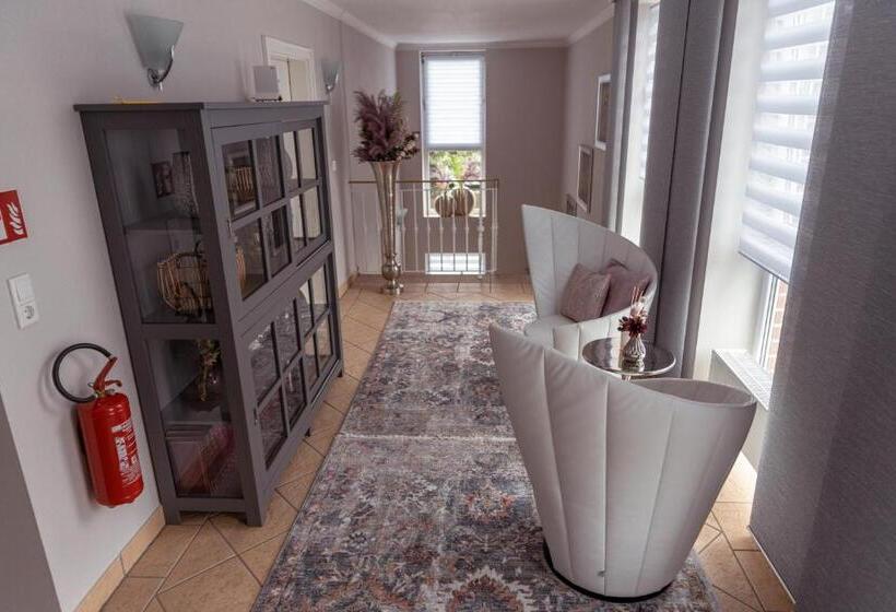 标准单人间, Victoria