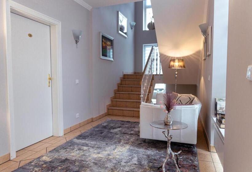 标准单人间, Victoria