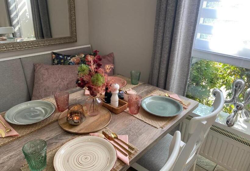 标准单人间, Victoria