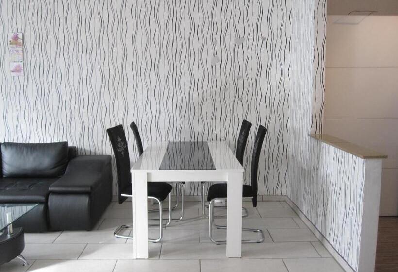 شقة غرفة واحدة, 12 Apostel