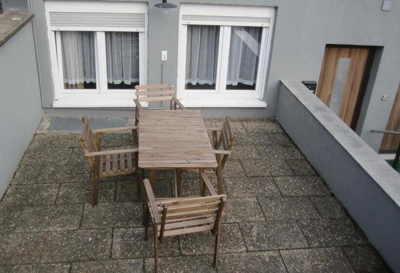 شقة غرفة واحدة, 12 Apostel