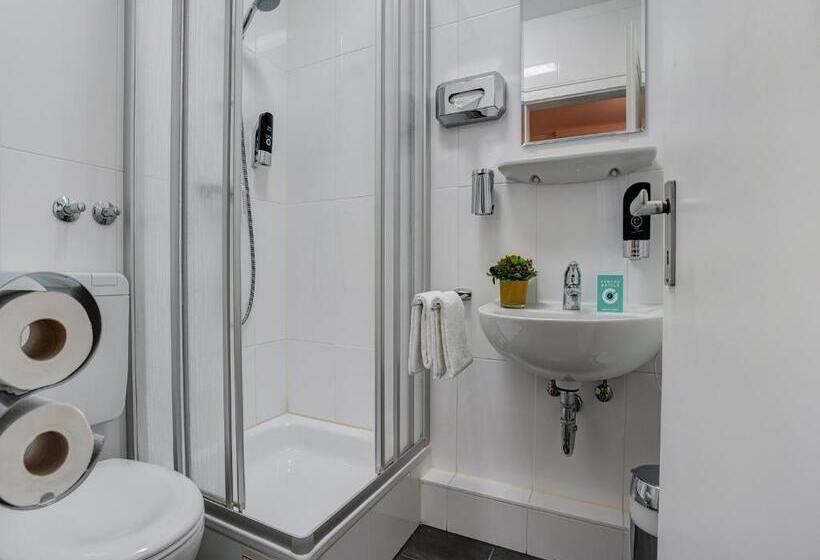 חדר סטנדרט לשלושה, Atlanta