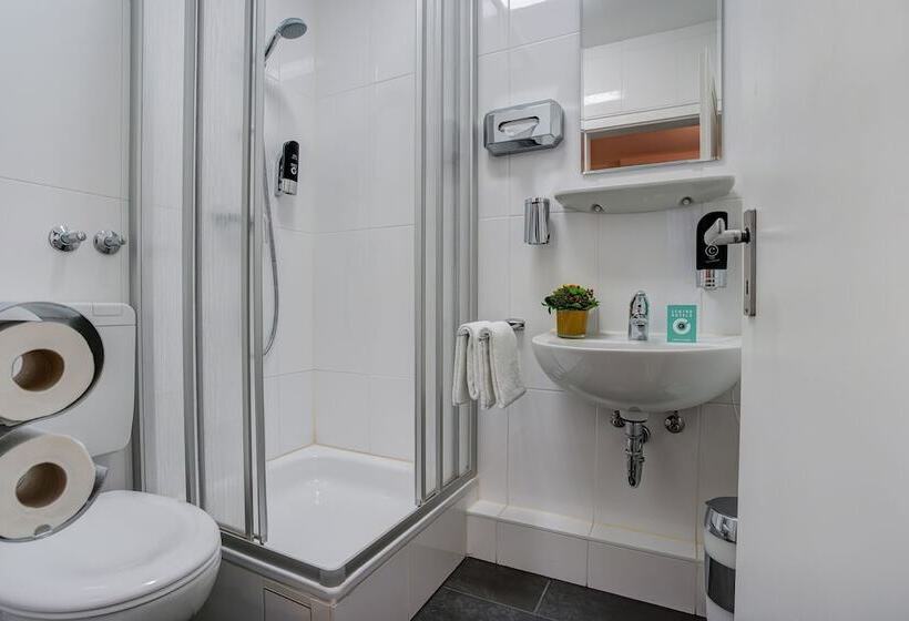 חדר סטנדרט לשלושה, Atlanta