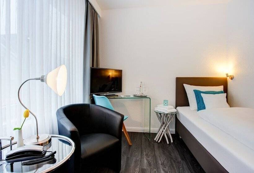 חדר סטנדרט לשלושה, Atlanta