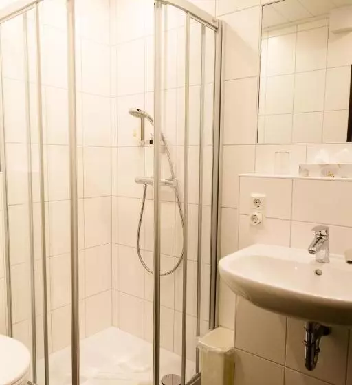Standard Yhden Hengen Huone, Friesen