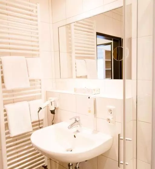 Standard Yhden Hengen Huone, Friesen