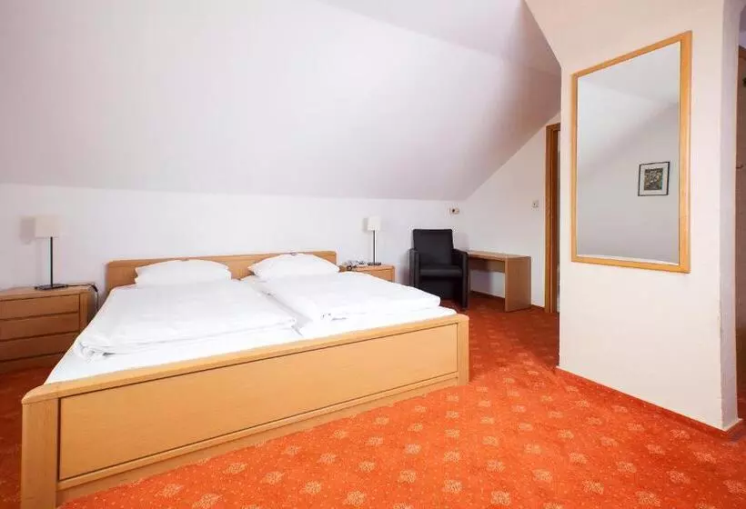 Standard Quadruple Room, & Restaurant Ernst