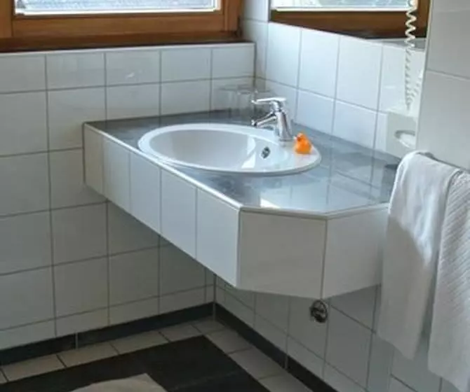 آپارتمان خانوادگی, Gasthaus Schiff