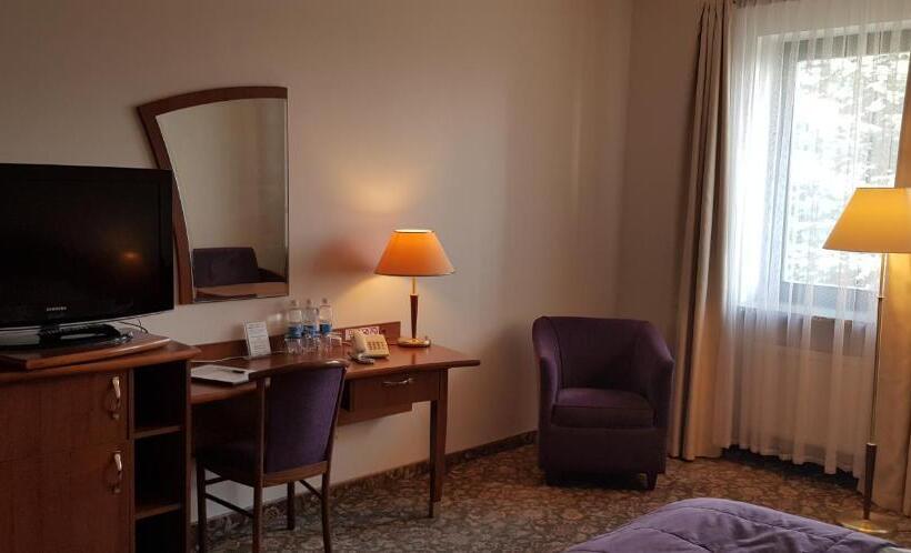 豪华三人间, Amaryllis