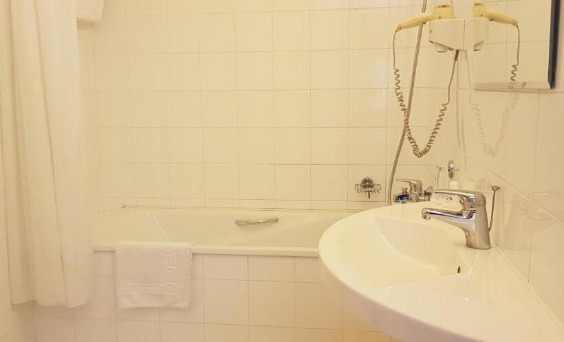 豪华三人间, Amaryllis