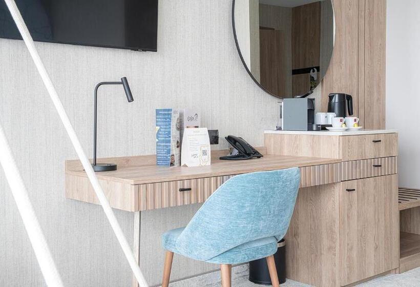 اتاق لوکس خانوادگی, Astor