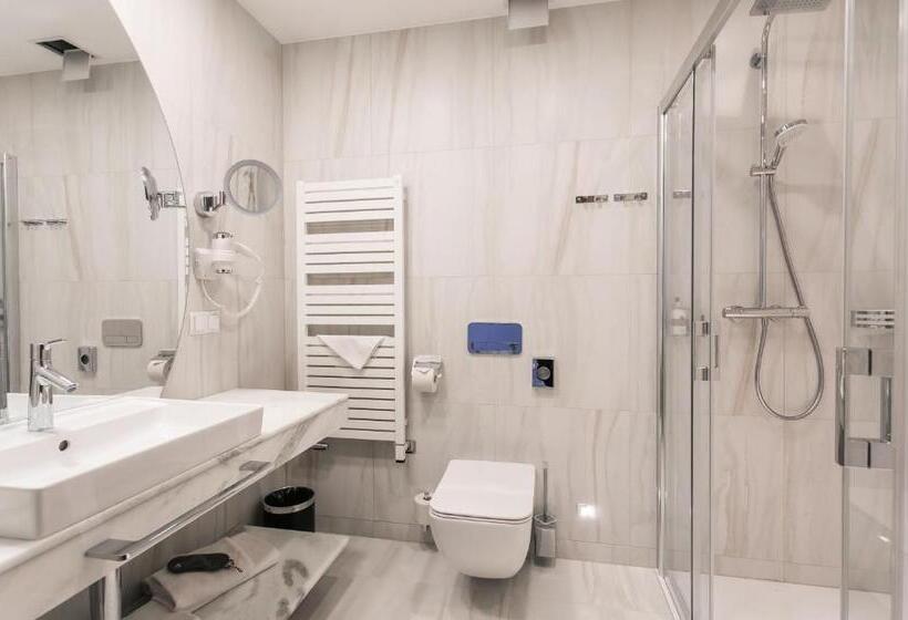 اتاق لوکس خانوادگی, Astor