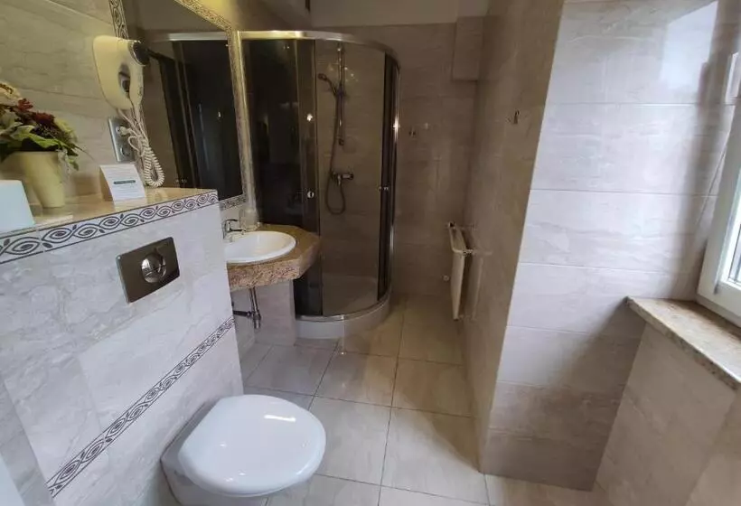 Standard-huone, Atena