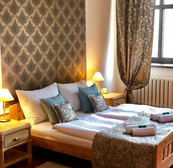 דירת חדר, Baron