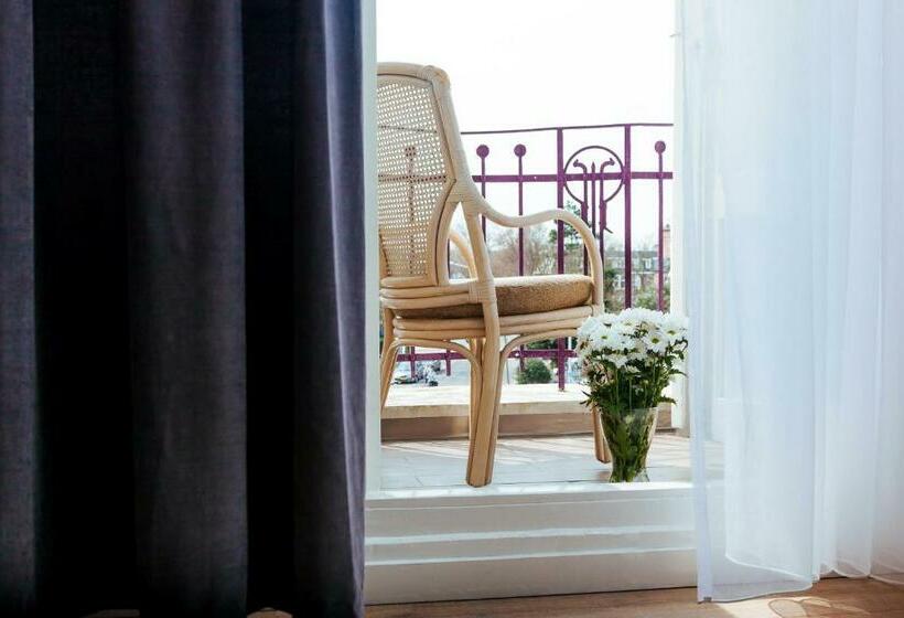 غرفة عائلية, Corel