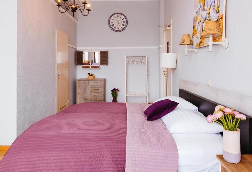 غرفة عائلية, Corel