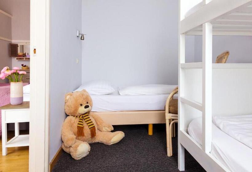 غرفة عائلية, Corel