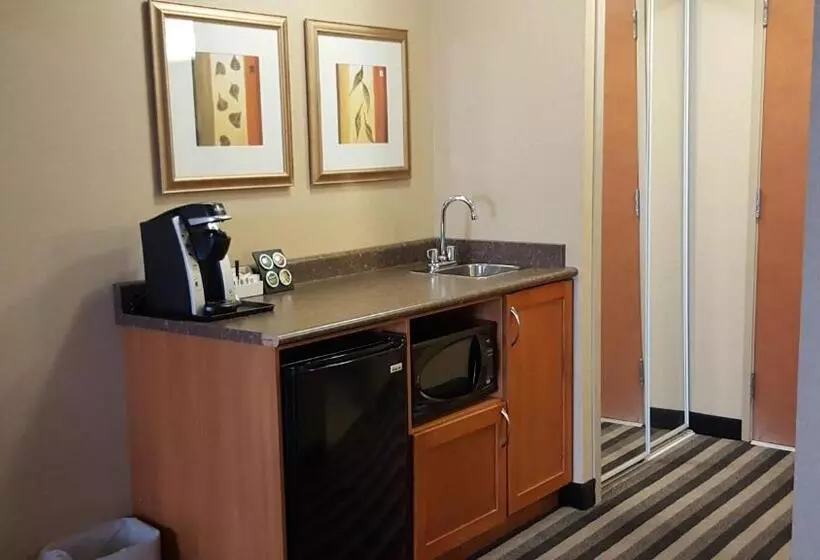 キングサイズベッドのスイートルーム, Days Inn & Suites By Wyndham Edmonton Airport