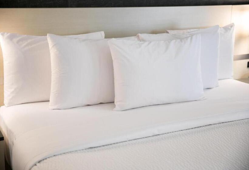 Люкс Кровать Кинг, Days Inn & Suites By Wyndham Edmonton Airport