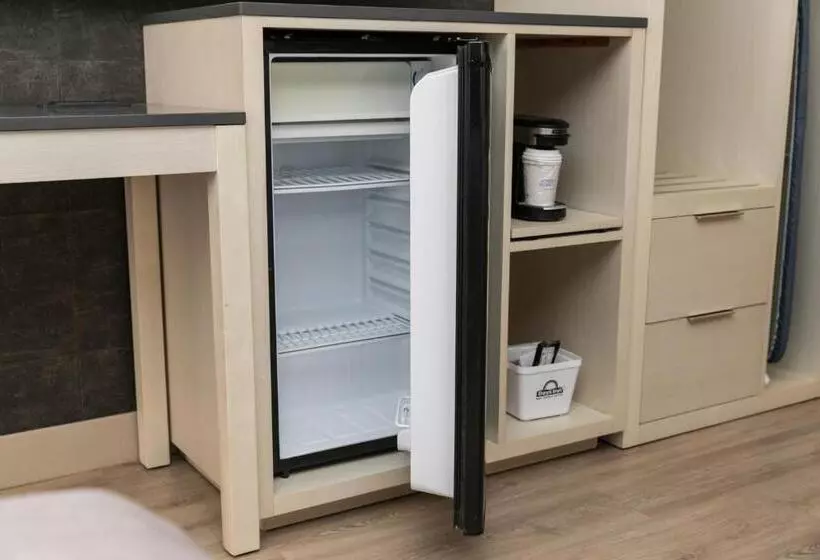 身障者適用キングサイズベッドルーム, Days Inn & Suites By Wyndham Edmonton Airport