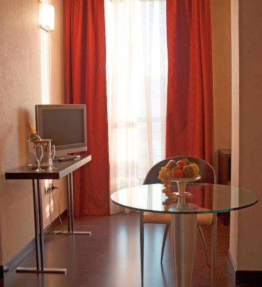 جناح مزوَّد بشرفة, Valentino