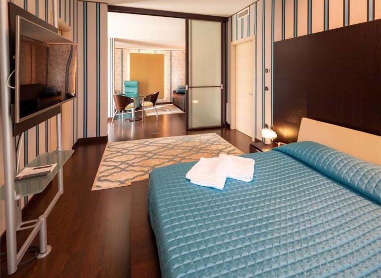 جناح سرير كينج, Valentino