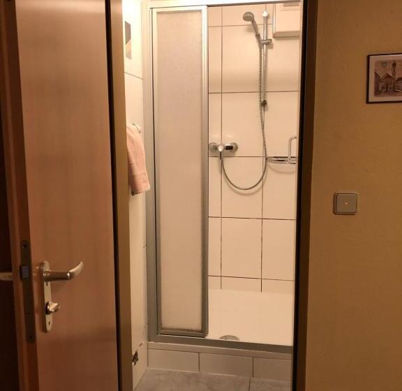 标准单人间, Zum Winzermännle