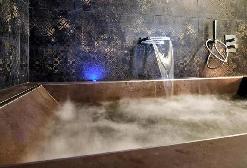 سوئیت جونیور با ماساژ آبی, Villa Giada Resort