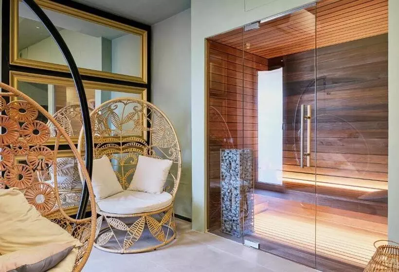 سوئیت جونیور با ماساژ آبی, Villa Giada Resort