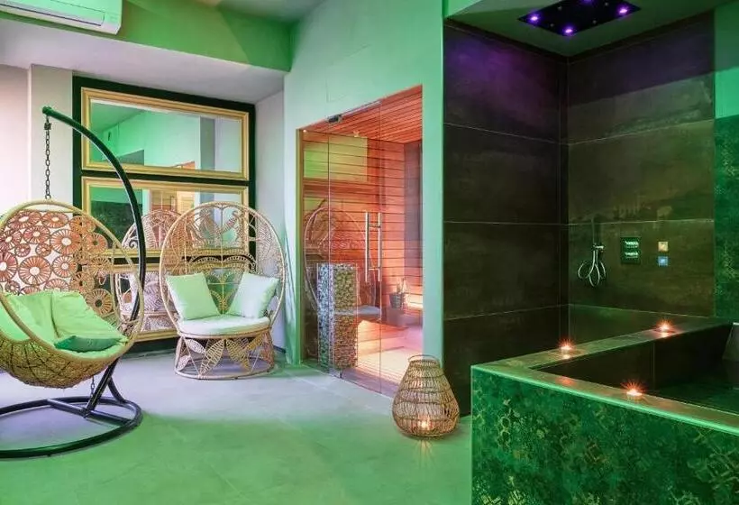 سوئیت جونیور با ماساژ آبی, Villa Giada Resort