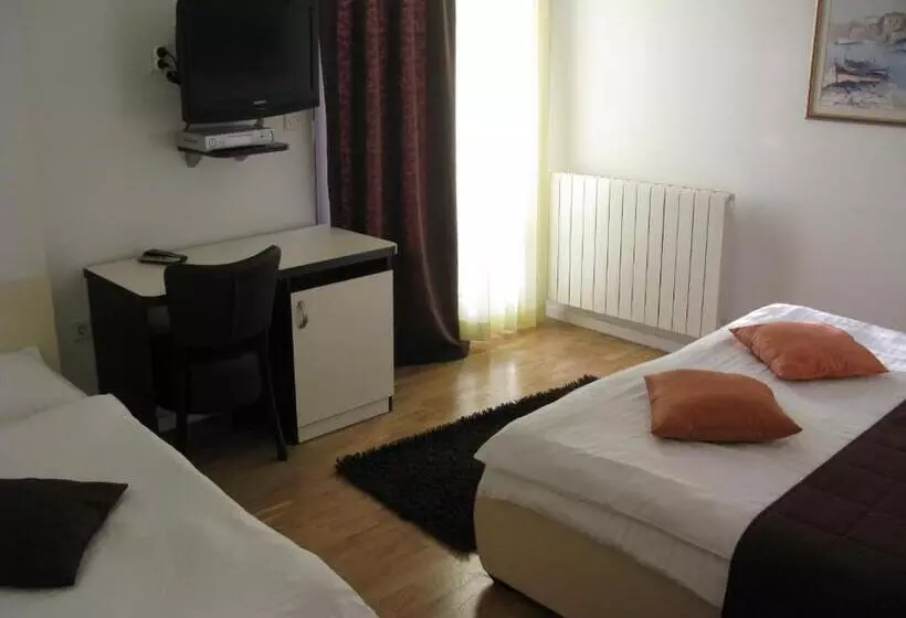Habitació Triple Comfort, Villa Mario