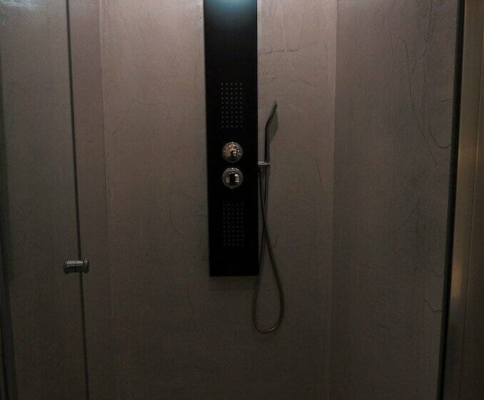 جناح جونيور, Casa Bloo Adults Only