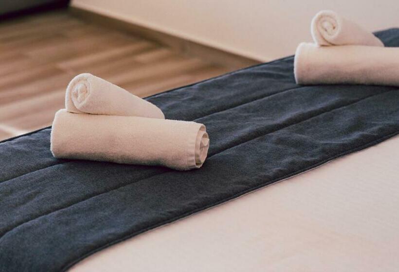 جناح جونيور, Casa Bloo Adults Only