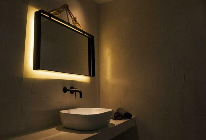 جناح جونيور, Casa Bloo Adults Only