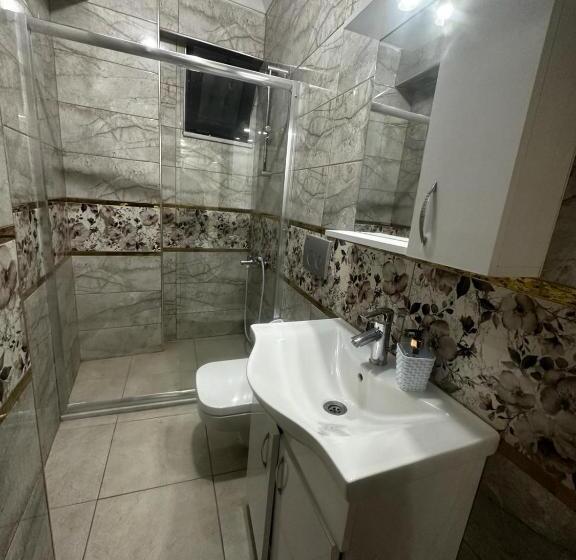 غرفة ديلوكس ثلاثية, Ada Motel