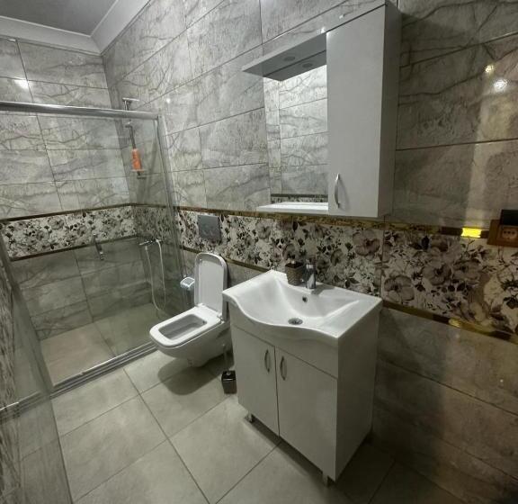 جناح عائلي, Ada Motel