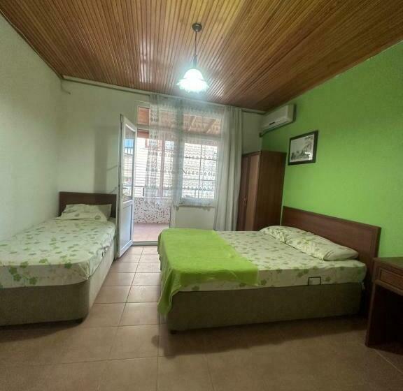 غرفة قياسية ثلاثية مزودة بشرفة, Ada Motel