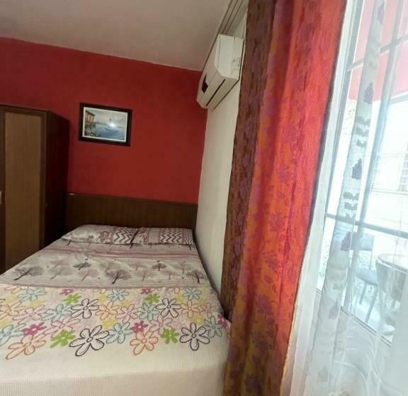 غرفة قياسية ثلاثية مزودة بشرفة, Ada Motel