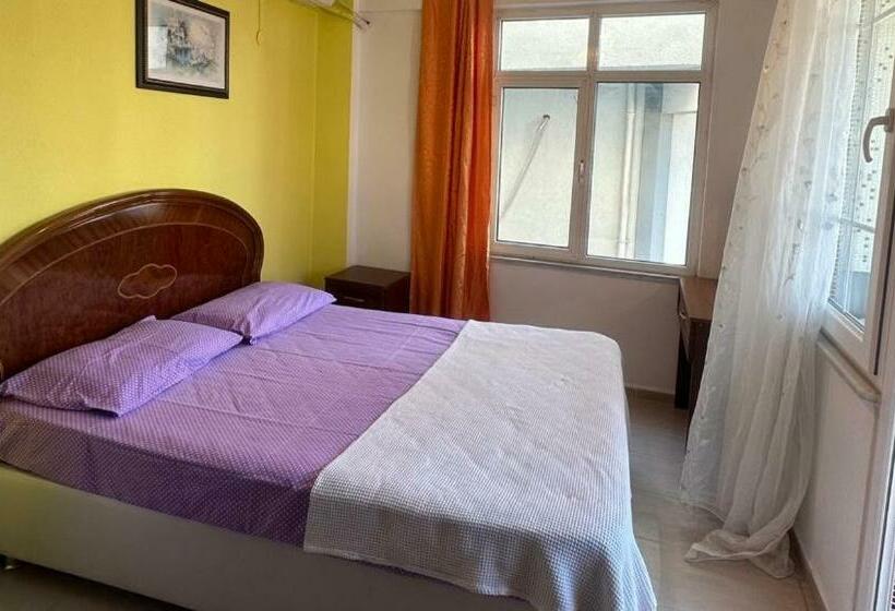 غرفة قياسية ثلاثية مزودة بشرفة, Ada Motel