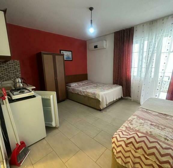 غرفة قياسية ثلاثية مزودة بشرفة, Ada Motel